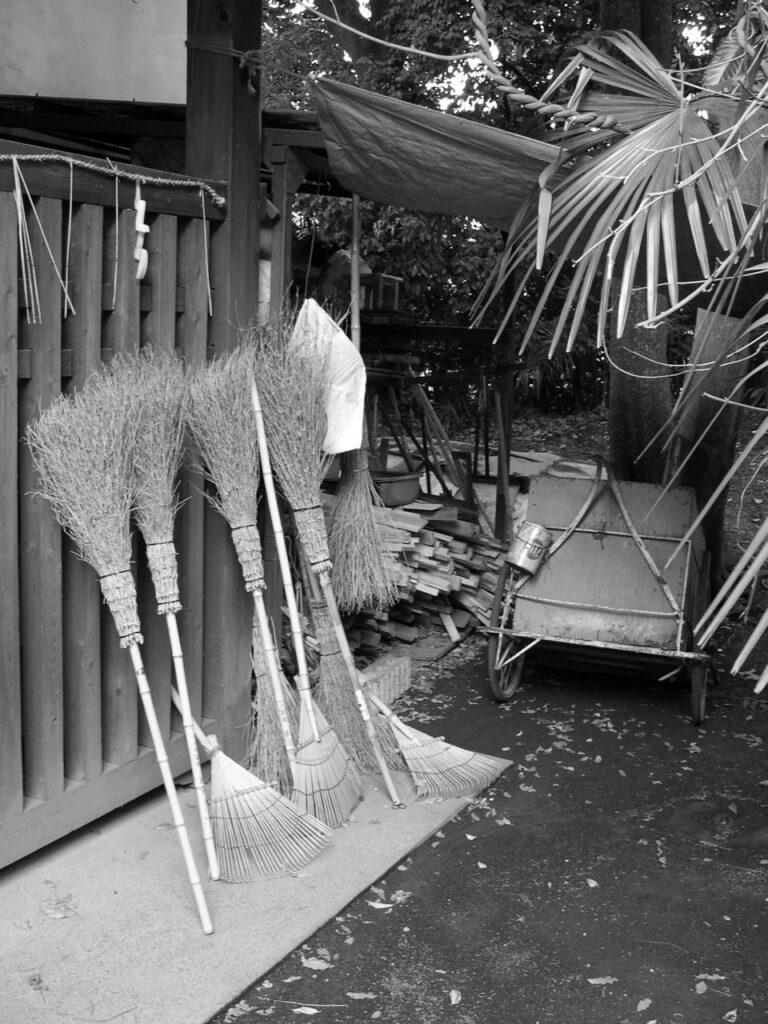 Vieux balais et râteaux entreposés dans un sanctuaire au Japon.