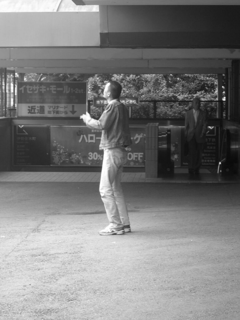 Un homme regarde en l'air à l'entrée d'une station de métro au Japon.