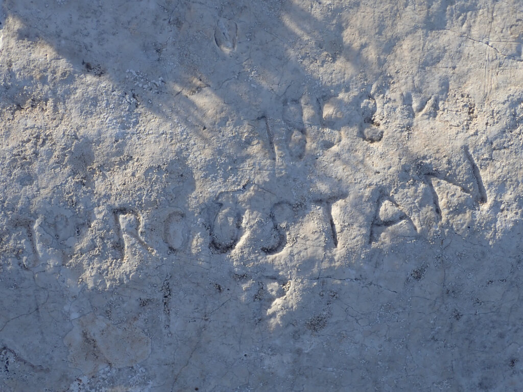 Photographie d'un nom gravé dans la roche