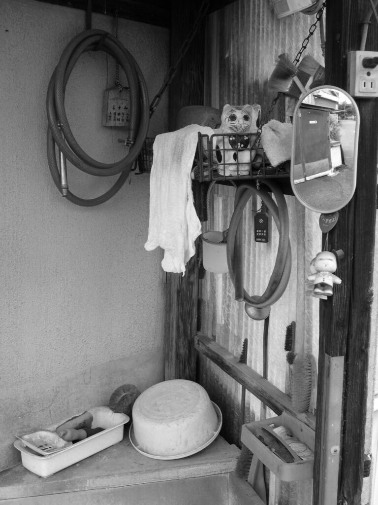 Objets et ustensiles usés entreposés à l'extérieur d'une maison au Japon.