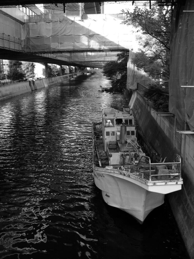 Vieux bateau à l'abandon dans un canal de Tokyo.