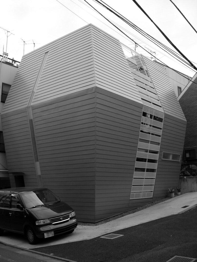 Maison à l'architecture futuriste dans un quartier de Tokyo.