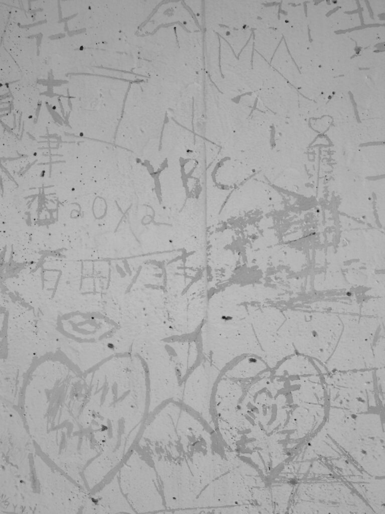 Mur au Japon couvert de graffitis et de messages.