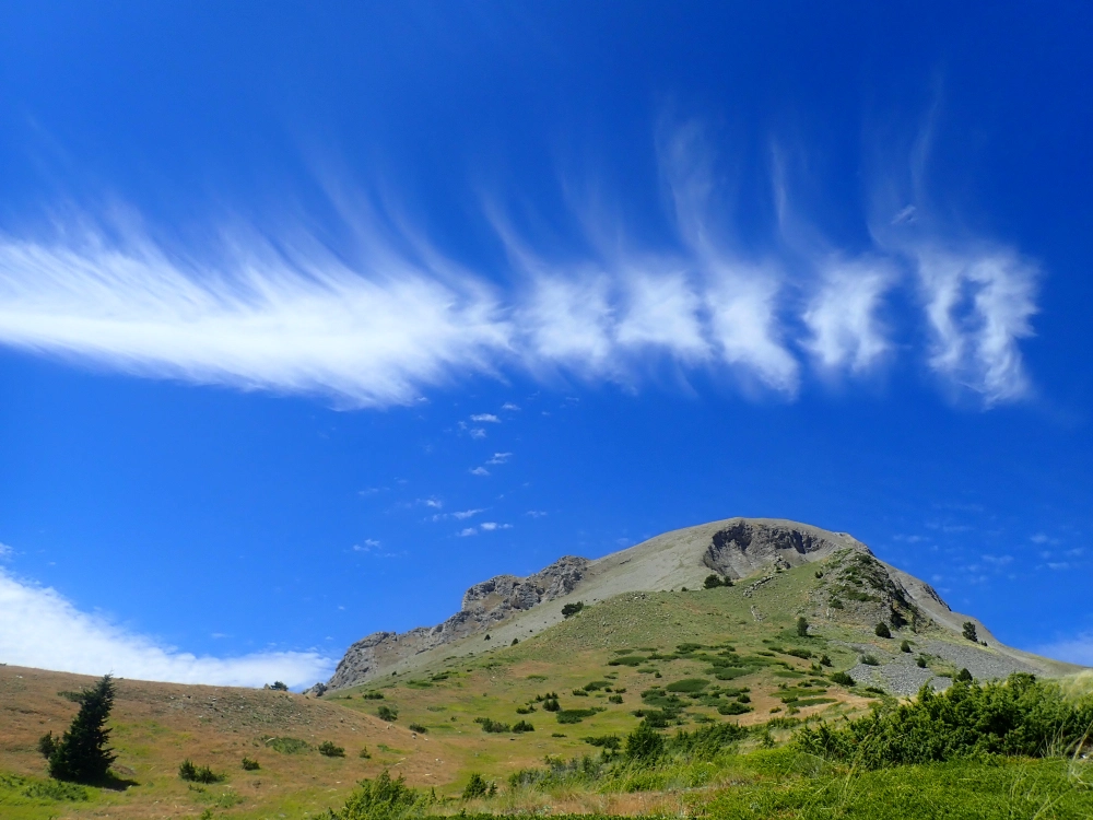 Formation nuageuse au-dessus des montagnes.