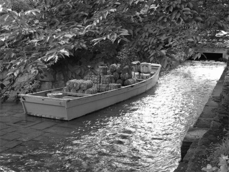 Embarcation traditionnelle japonaise autrefois utilisée pour le transport du riz, amarrée dans un canal.