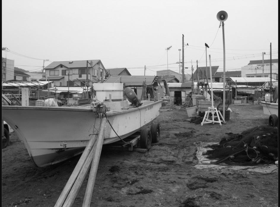 Bateaux à terre dans un petit village côtier au Japon.