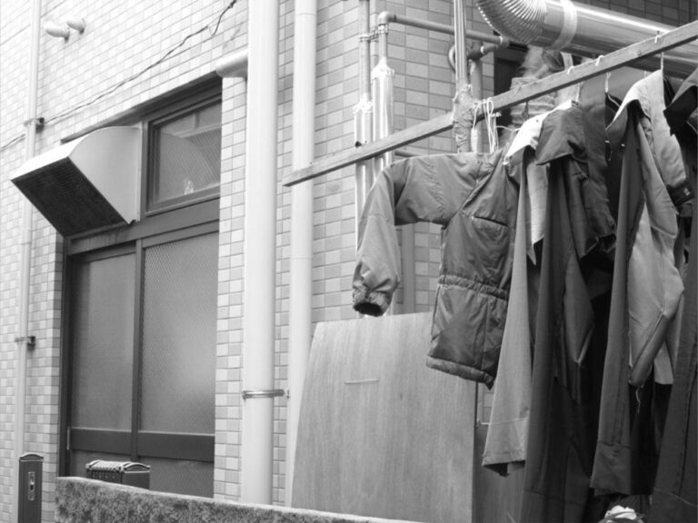 Vêtements suspendus à sécher près d'une fenêtre dans une résidence japonaise.