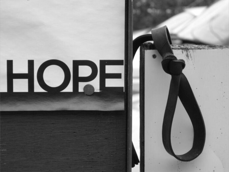 Détail d'une affiche japonaise où apparaît le mot « Hope », à côté d'une lanière nouée en boucle.