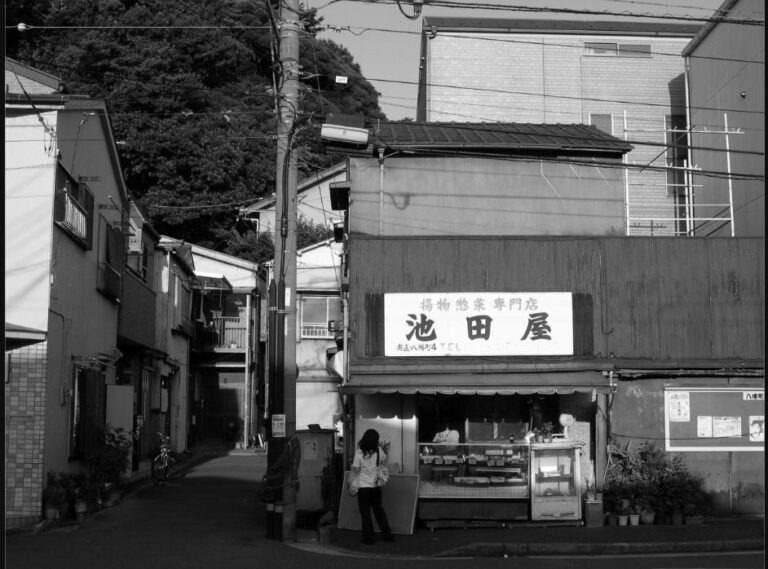 Devanture du traiteur Ikeda spécialisé en fritures dans un paisible quartier japonais.