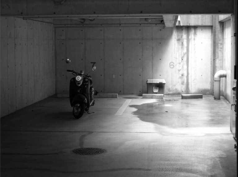 Vespa dans le garage d’une maison au Japon.