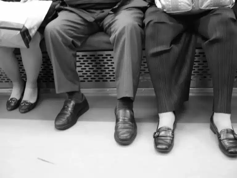 Les jambes des passagers d'un train au Japon.